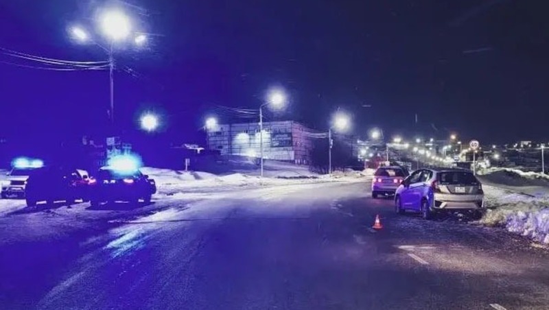 Пассажир на ходу выпал из машины и попал под колеса в Магадане