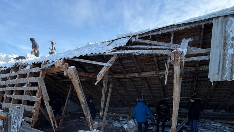 Часть кровли пятиэтажки обрушилась в Казани