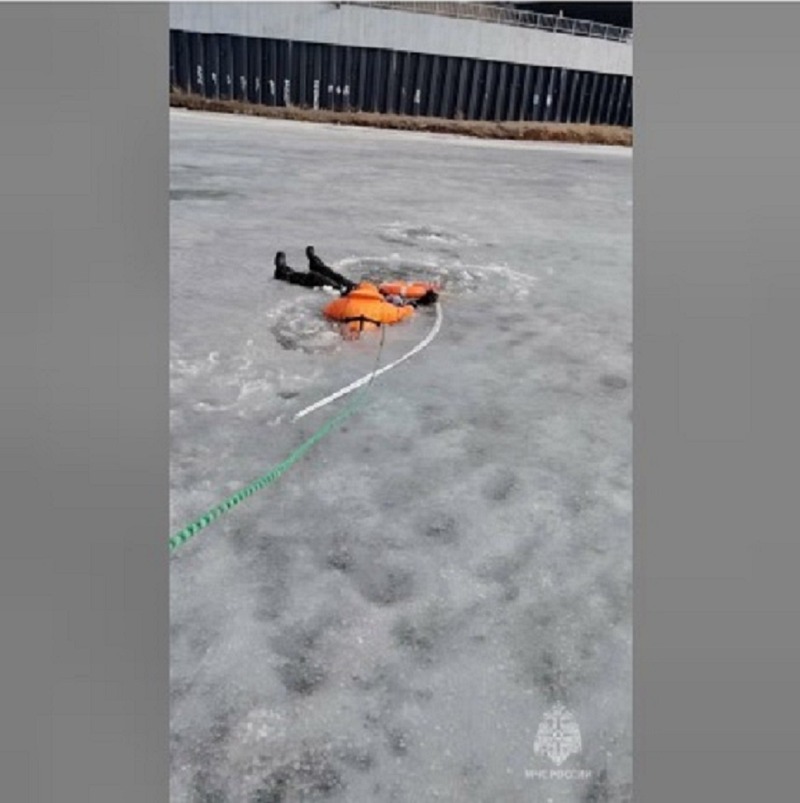 В Набережных Челнах спасли провалившегося в полынью рыбака